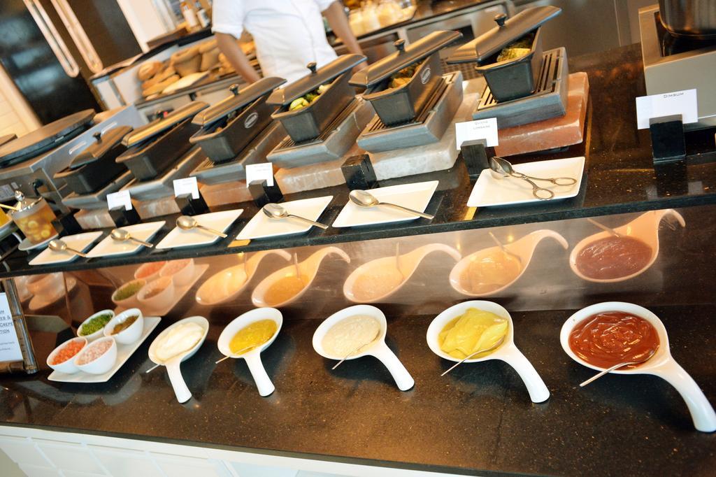 מנאמה The Domain Bahrain Hotel And Spa - Adults Friendly 16 Years Plus מראה חיצוני תמונה A selection of sauces